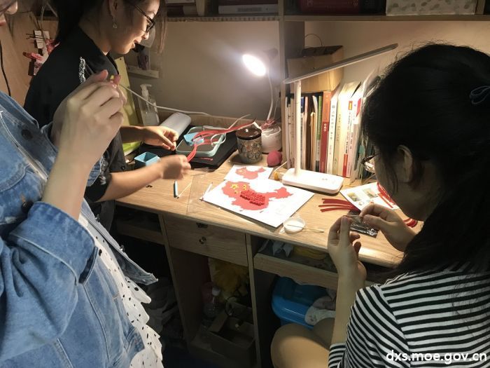 支部成员于寝室制作拍卖作品 支部成员于寝室制作拍卖作品