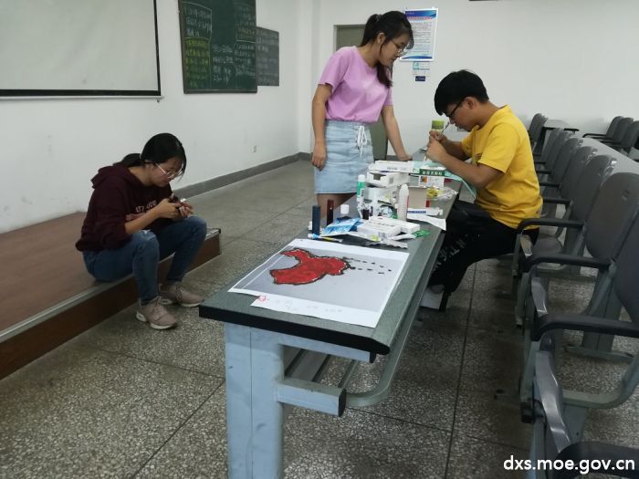 学生党员正在用过期药品作画 学生党员正在用过期药品作画