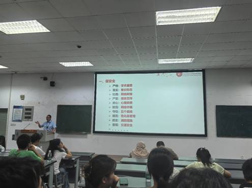 会议室里的人们AI 生成的内容可能不正确。